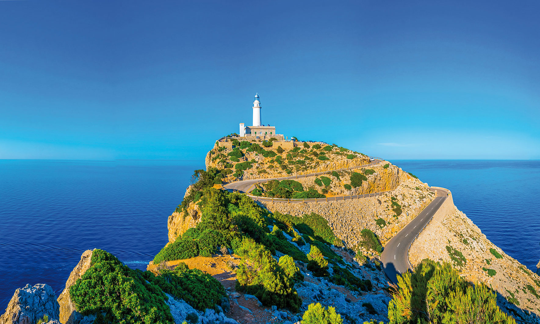 Das Cap Formentor auf Mallorca mit schroffen Felsen und dem blauen Meer im Hintergrund