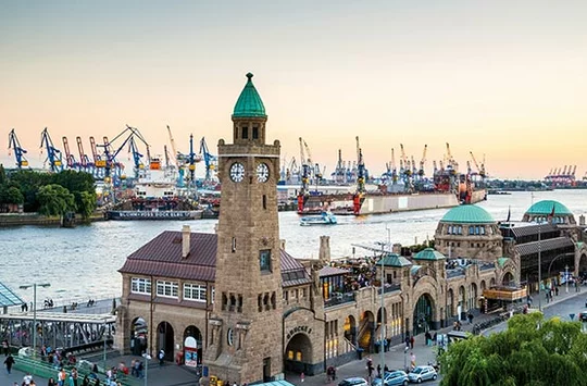 Die Landungsbrücken am Hamburger Hafen