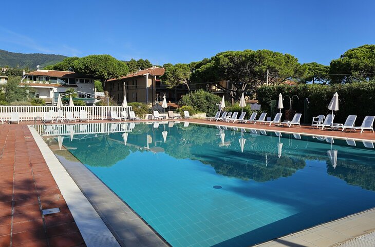 Select <div class="m-page-header__rating"><span class="m-page-header__rating--star"></span><span class="m-page-header__rating--star"></span><span class="m-page-header__rating--star"></span><span class="m-page-header__rating--star"></span></div>