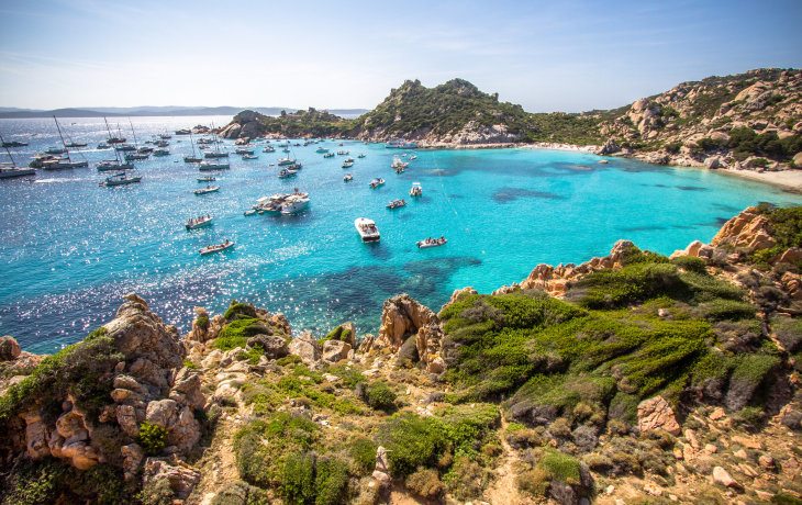 Die Bucht Cala Corsara im Maddalena Archipel mit kleinen Booten im türkisblauen Meer