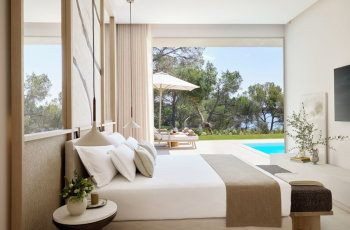 Deluxe Three Bedroom Residence Privatpool