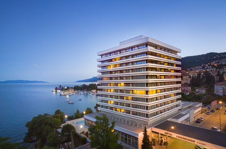Hotel Ambasador <div class="m-page-header__rating"><span class="m-page-header__rating--star"></span><span class="m-page-header__rating--star"></span><span class="m-page-header__rating--star"></span><span class="m-page-header__rating--star"></span><span class="m-page-header__rating--star"></span></div>
