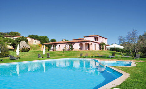 Der Pool im Hotel Tenuta Pilastru, im Hintergrund das Hotelgebäude