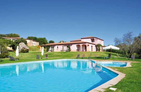 Der Pool im Hotel Tenuta Pilastru, im Hintergrund das Hotelgebäude