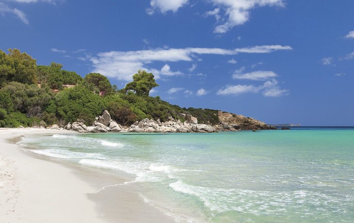 Weisser Strand, türkisfarbenes Meer an der Bucht Capriccioli auf Sardinien