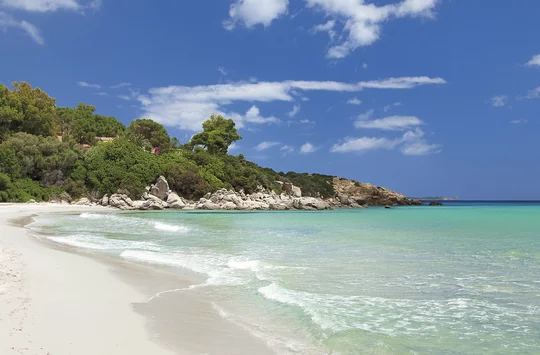 Weisser Strand, türkisfarbenes Meer an der Bucht Capriccioli auf Sardinien