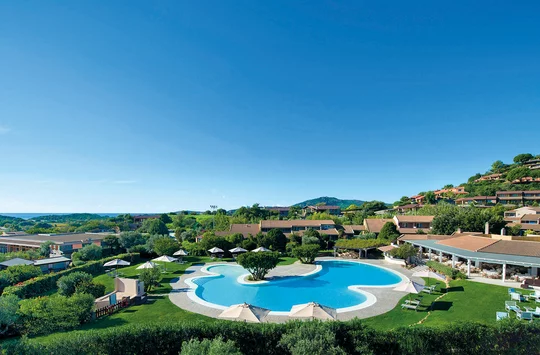 Blick auf den Pool vom Hotel Chia Laguna auf Sardinien