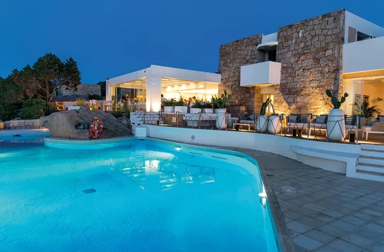 Abendstimmung am Pool mit Blick auf die Terrasse des Hotel Grand Relais dei Nuraghi auf Sardinien.