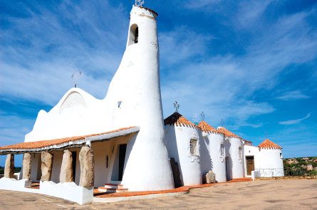Weisse Kirche mit geschwungenem Dach in Porto Cervo