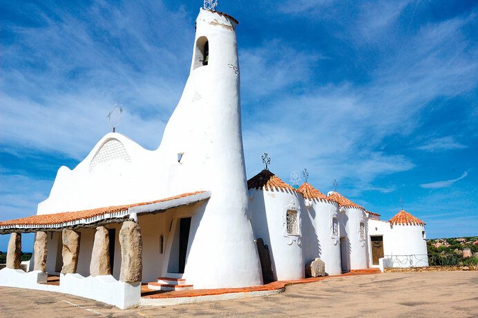 Weisse Kirche mit geschwungenem Dach in Porto Cervo