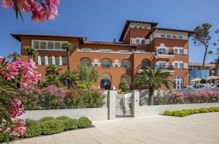 Boutique Hotel Alhambra <div class="m-page-header__rating"><span class="m-page-header__rating--star"></span><span class="m-page-header__rating--star"></span><span class="m-page-header__rating--star"></span><span class="m-page-header__rating--star"></span><span class="m-page-header__rating--star"></span></div>