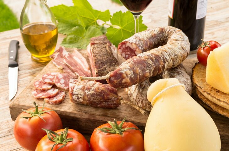 Busrundreise Sardinien Wein & Kultur