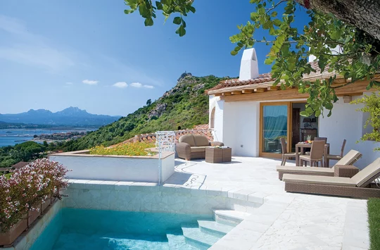 Die Luxurysuite mit Privatpool im Hotel Villa del Golfo auf Sardinien mit Blick auf Cannigione.