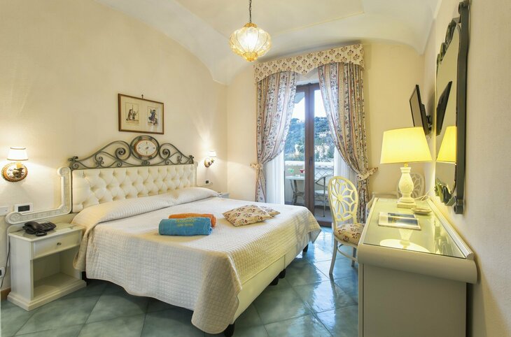 Wanderreise Ischia - Hotel Tritone Terme <div class="m-page-header__rating"><span class="m-page-header__rating--star"></span><span class="m-page-header__rating--star"></span><span class="m-page-header__rating--star"></span><span class="m-page-header__rating--star"></span></div>