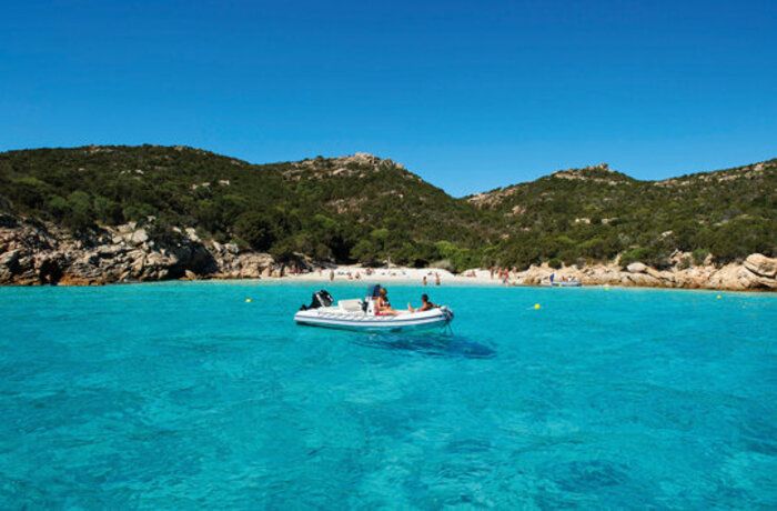 Zwei Personen fahren auf einem Schlauchbot auf dem Meer