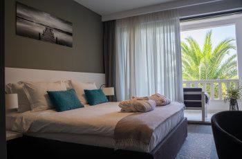 Deluxe Doppelzimmer mit Balkon und Poolblick