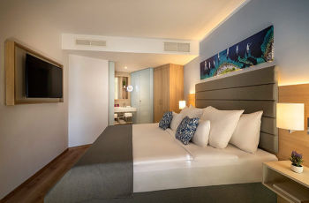 Suite for 2+2