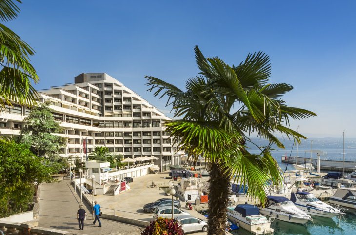 Hotel Admiral <div class="m-page-header__rating"><span class="m-page-header__rating--star"></span><span class="m-page-header__rating--star"></span><span class="m-page-header__rating--star"></span><span class="m-page-header__rating--star"></span></div>