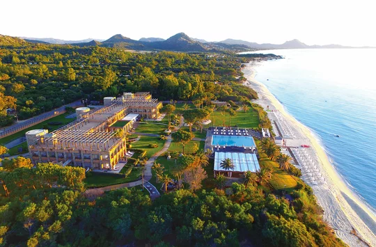 Blick auf das Hotel Villa del Re mit Pool am weissen Sandstrand auf Sardinien.
