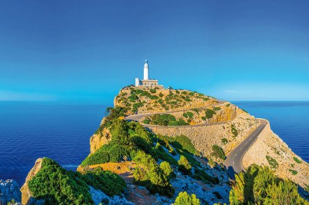 Das Cap Formentor auf Mallorca mit schroffen Felsen und dem blauen Meer im Hintergrund