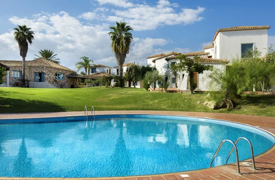 Der Pool und die weissen Gebäude des Hotels Corte Bianca