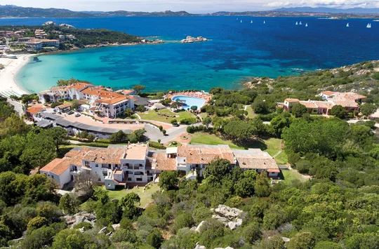 Ausblick auf das Hotel La Bisaccia an der traumhaften Bucht von Baja Sardinia auf Sardinien