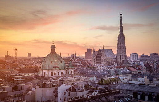 High Life Reisen_Wien_Stadtansicht Ansicht der Stadt Wien in der Dämmerung