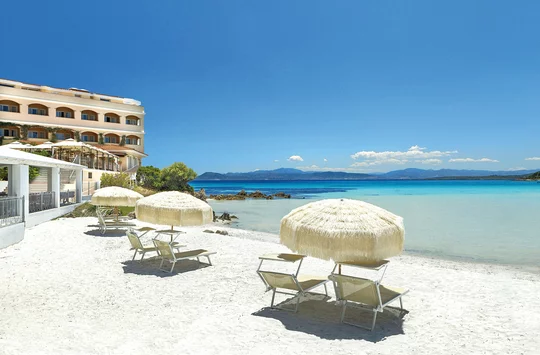 Weisser Traumstrand und türkisblaues Meer beim Hotel Gabbiano Azzurro auf Sardinien