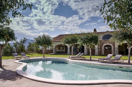 Blick vom Pool des Hotels Cascioni Eco Retreat auf die Loungebar. 