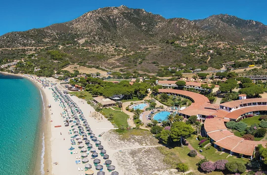 Das Hotel Cormoran liegt direkt an einer Bucht mit hellem Sand auf Sardinien