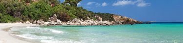 türkisblaues Wasser und ein weisser Strand an der Costa Smeralda auf Sardinien