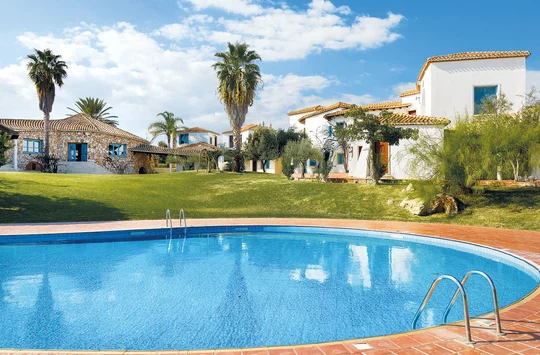 Der Pool des Adults-Only-Hotels Corte Bianca auf Sardinien mit den weissen Gebäuden im Hintergrund.