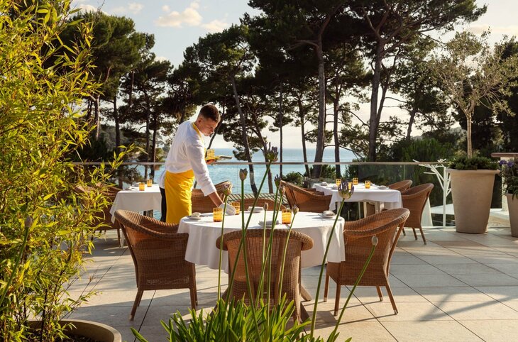 Hotel Bellevue <div class="m-page-header__rating"><span class="m-page-header__rating--star"></span><span class="m-page-header__rating--star"></span><span class="m-page-header__rating--star"></span><span class="m-page-header__rating--star"></span><span class="m-page-header__rating--star"></span></div>