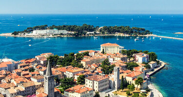 Luftansicht des Kroatischen Ortes Porec und im Hintergrund das blaue Meer