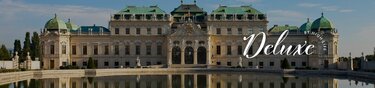 Das reich verzierte Schloss Belvedere in Wien. Vor dem Schloss ist ein Teich, in dem sich das Schloss spiegelt. Rechts ist der Schriftzug 