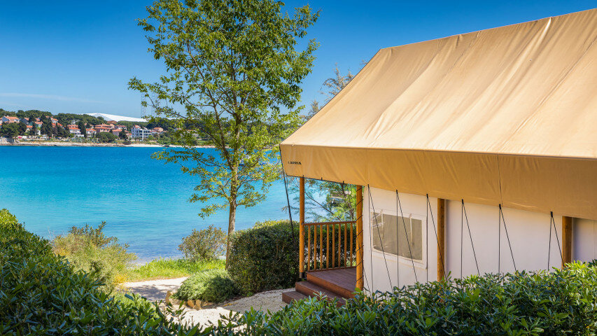 Drei-Raum Glamping Safari Loft-Zelt mit Meerblick