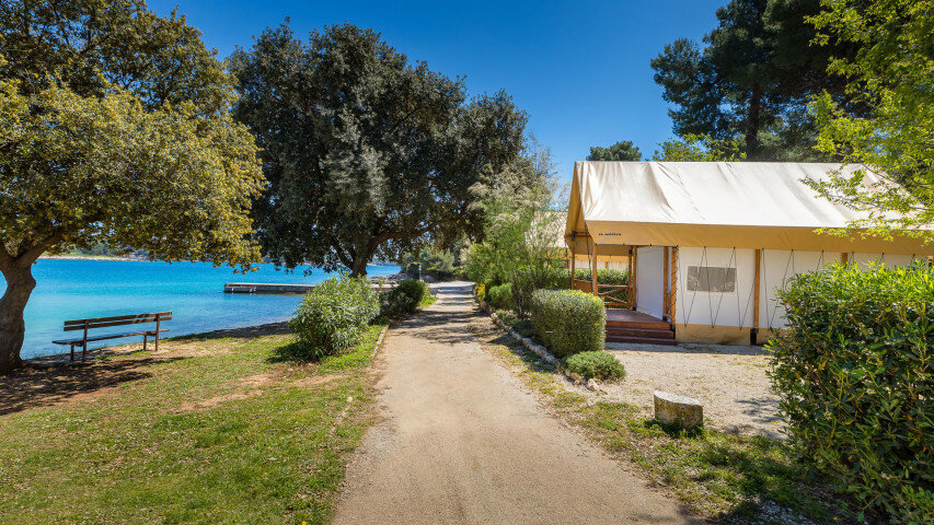 Drei-Raum Glamping Safari Loft-Zelt mit Meerblick