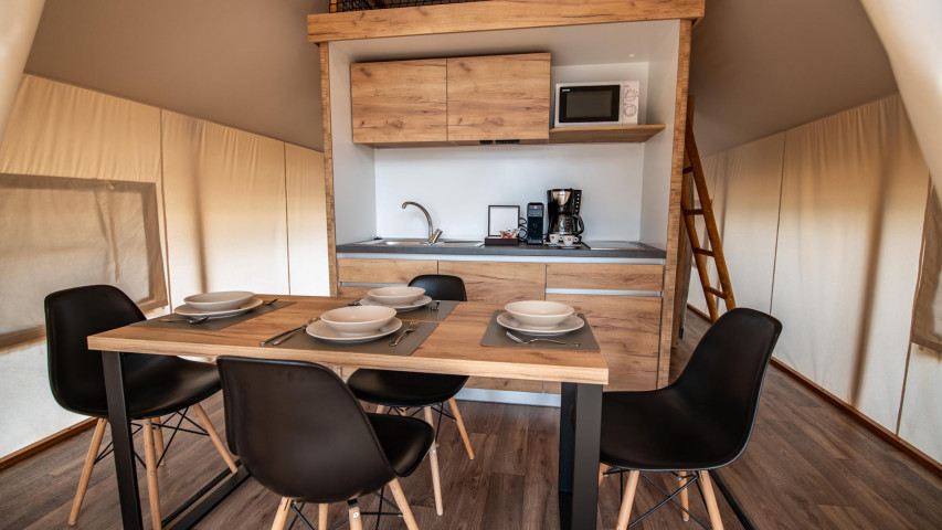 Drei-Raum Glamping Safari Loft-Zelt mit Meerblick