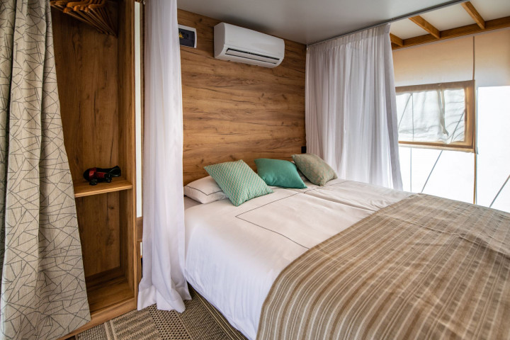 Drei-Raum Glamping Safari Loft-Zelt mit Meerblick