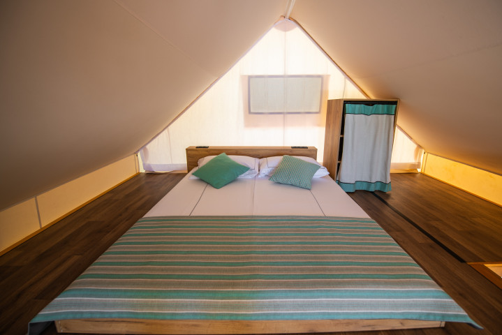 Drei-Raum Glamping Safari Loft-Zelt mit Meerblick