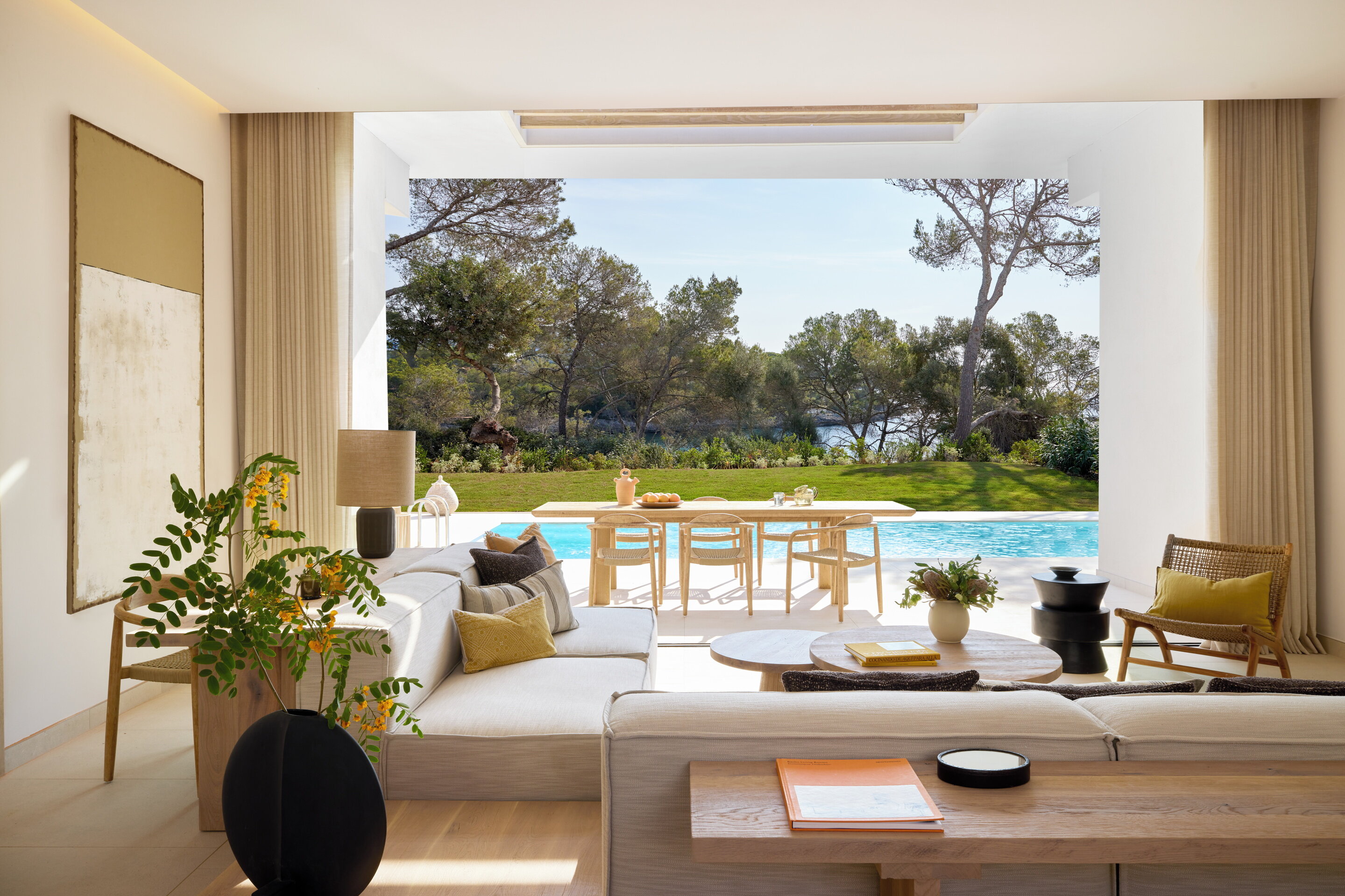 Deluxe Three Bedroom Residence Privatpool