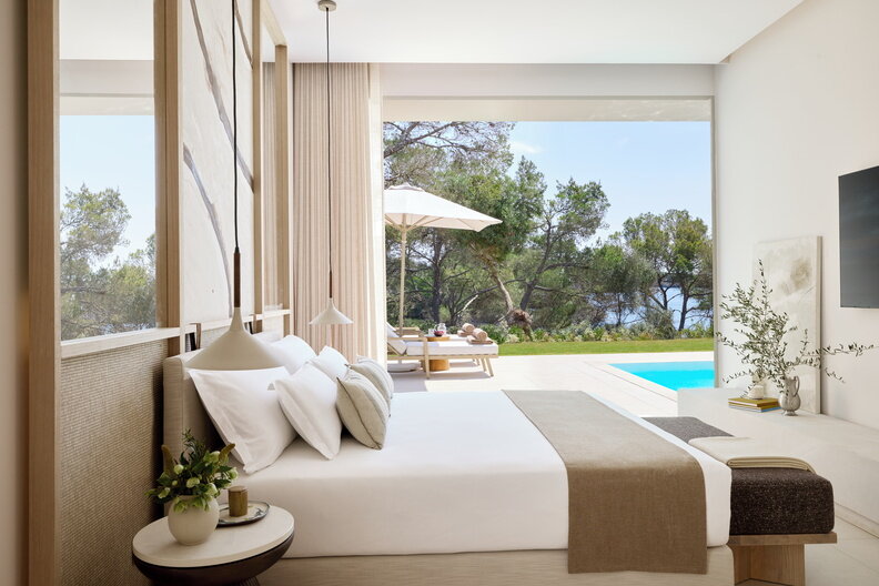 Deluxe Three Bedroom Residence Privatpool